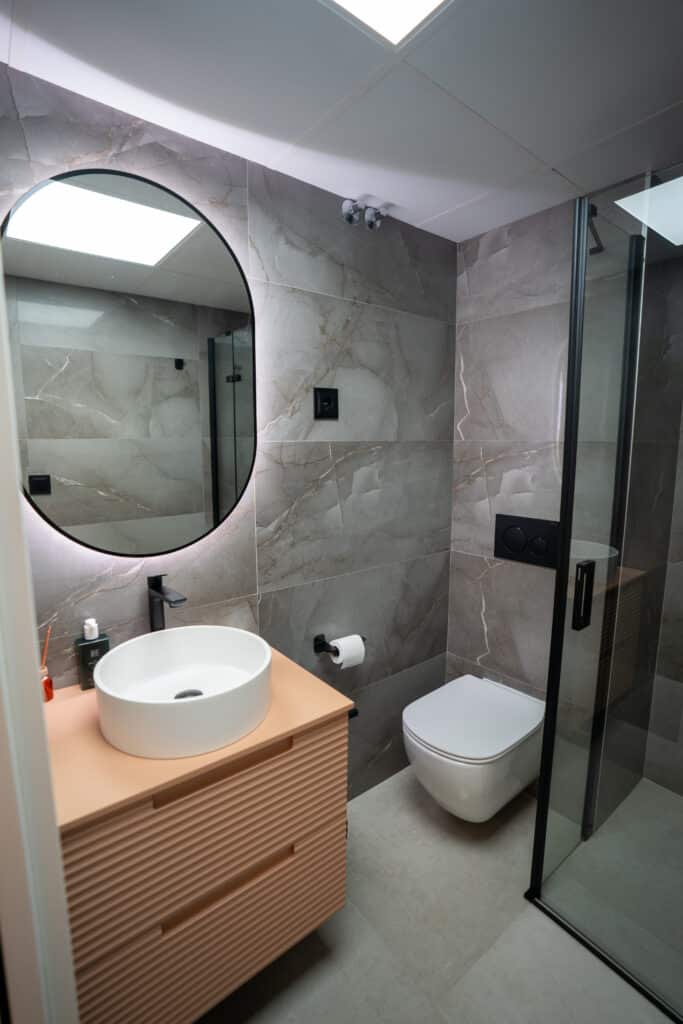 Baño con espejo con iluminación LED con WC volado