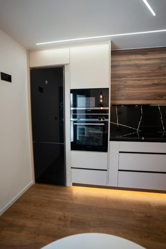 Electrodomésticos empotradas en cocina con iluminación LED en suelo