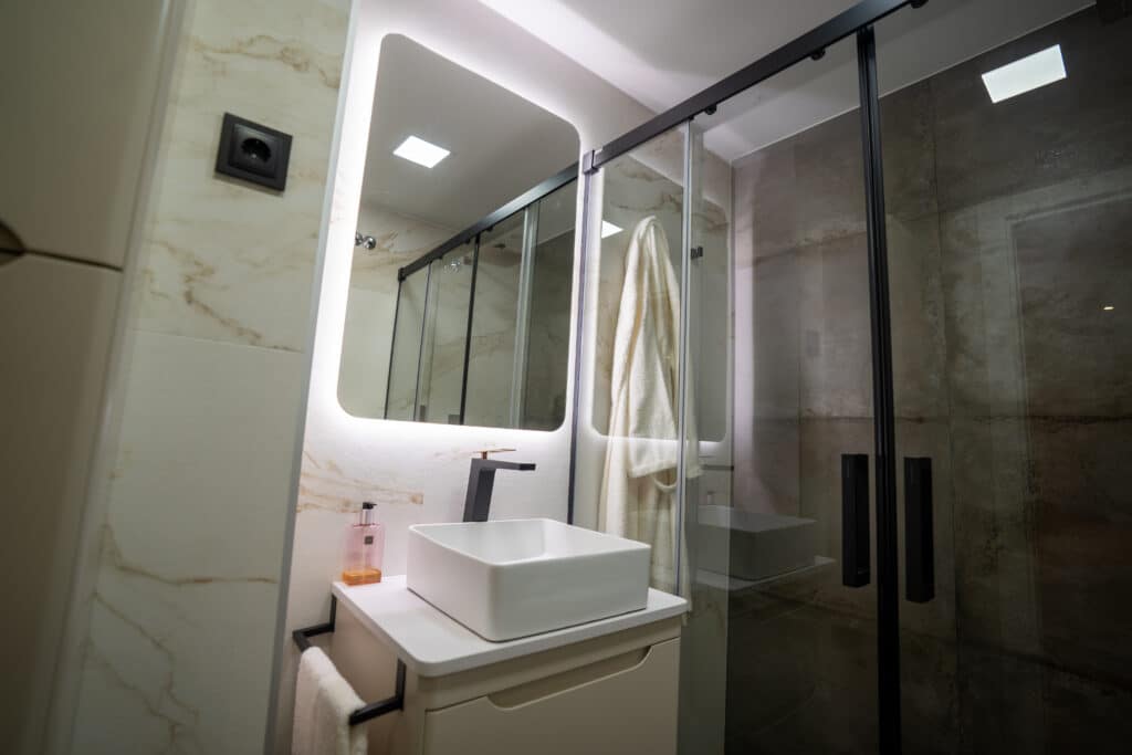Espejo de baño con iluminación LED y lavabo minimalista