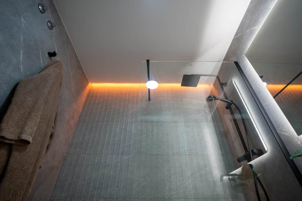 LED cálida en techo de baño