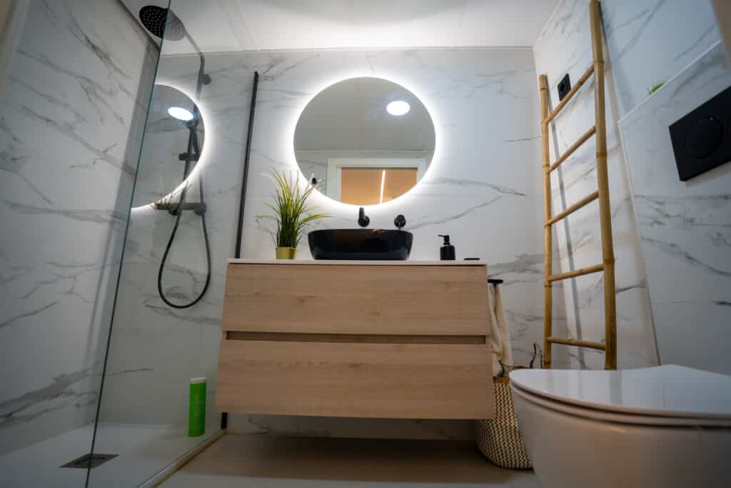 Baño iluminado con plafón de techo y LED de espejo