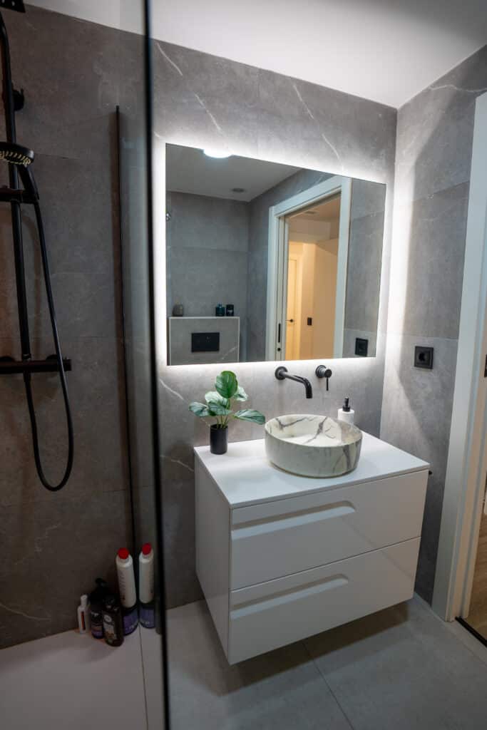 Baño minimalista con espejo de pared con LED