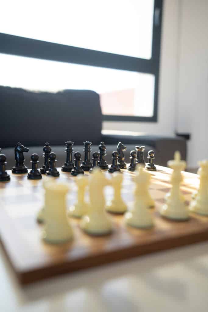 Tablero de ajedrez con piezas negras enfocadas
