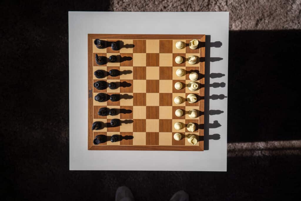 Tablero de ajedrez visto desde arriba con todas sus piezas