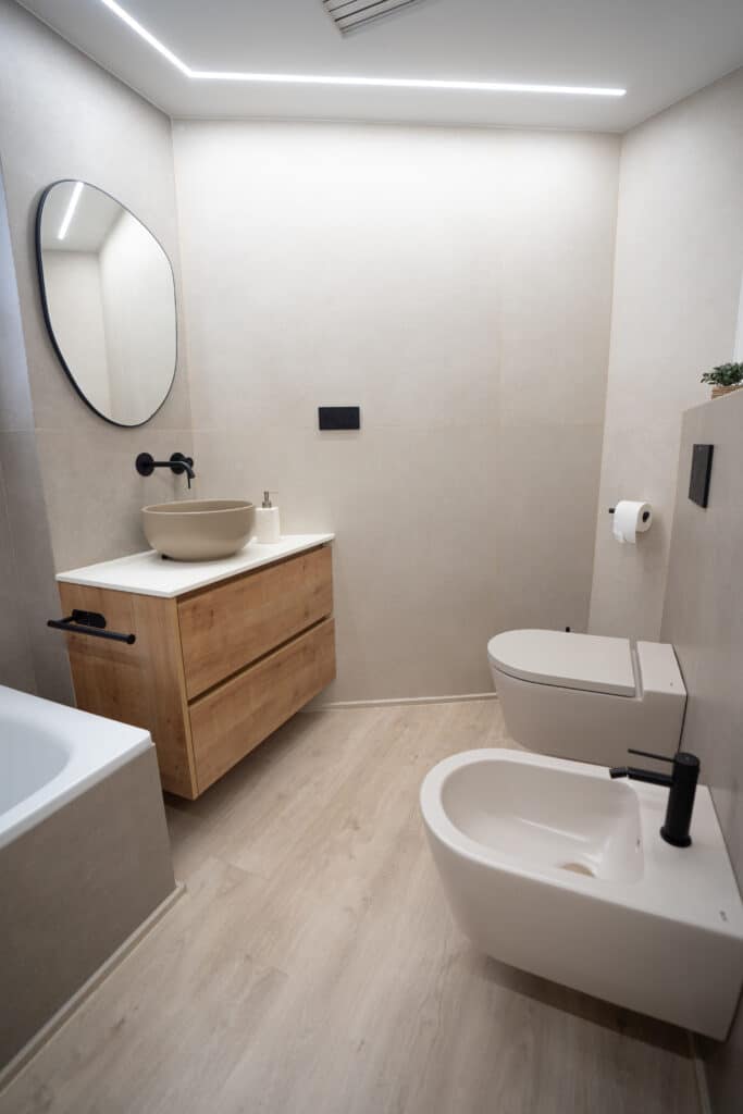 Baño moderno con lavabo con espejo, bañera, WC y bidé