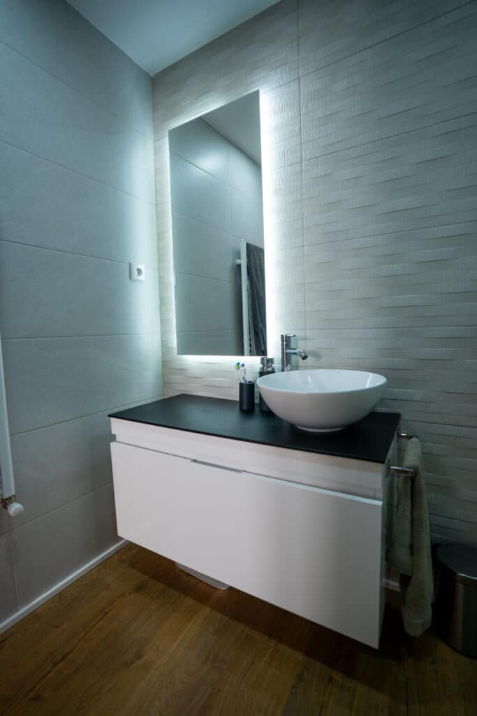 Lavabo minimalista con espejo rectangular vertical