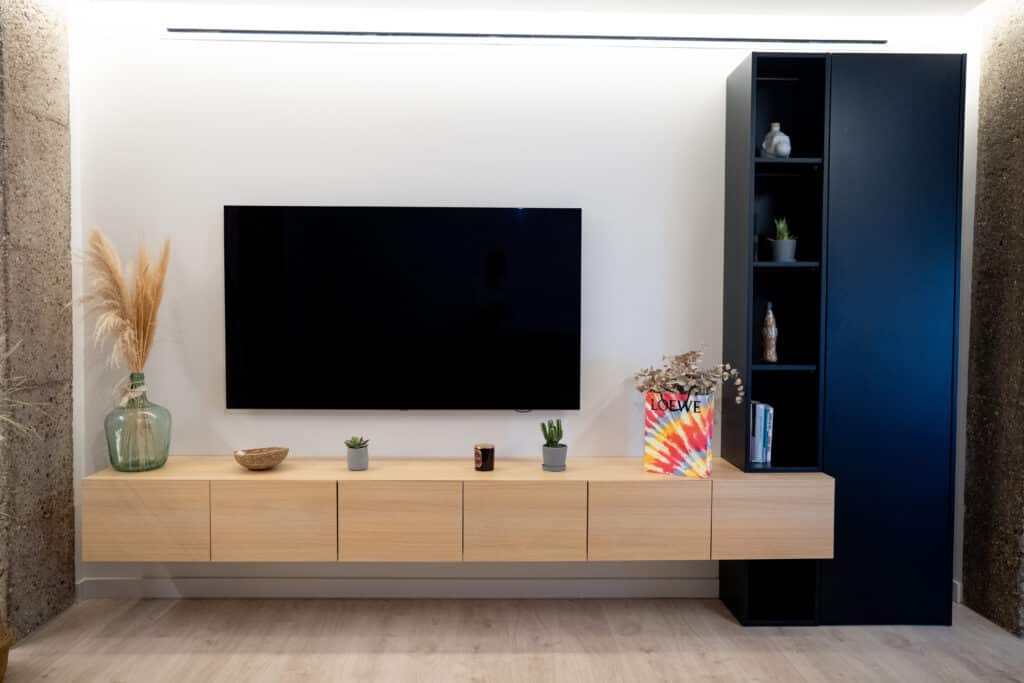 Mueble de salón volado con televisión en pared y estantería
